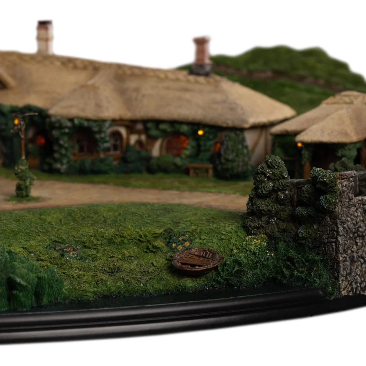 Lord of the Rings Statue The Green Dragon Inn ETA 28 Days - Image 10