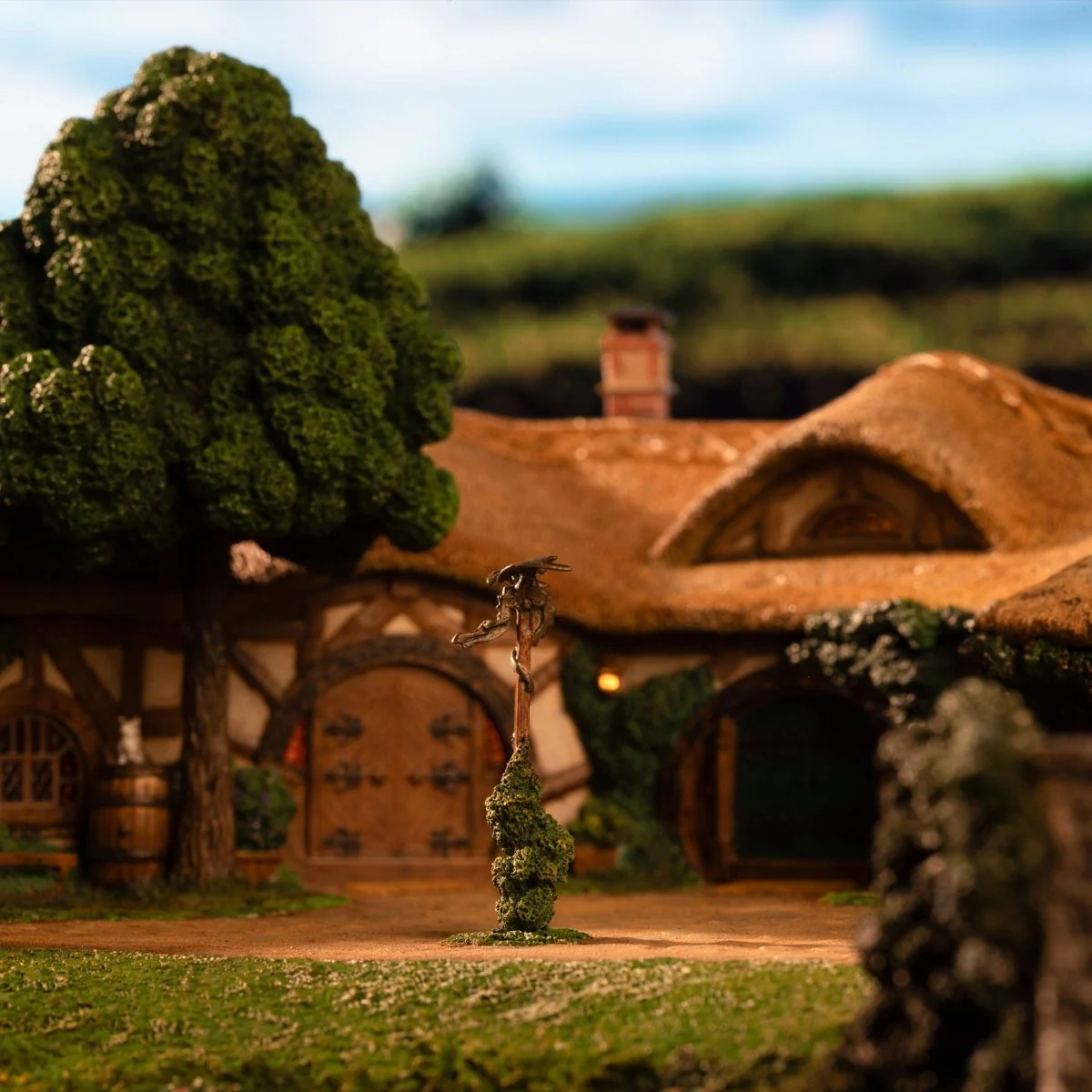 Lord of the Rings Statue The Green Dragon Inn ETA 28 Days - Image 11