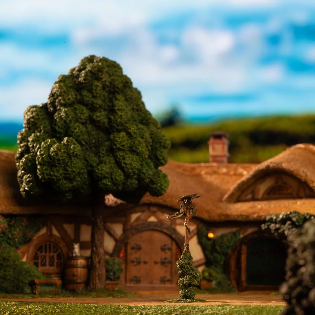Lord of the Rings Statue The Green Dragon Inn ETA 28 Days - Image 12
