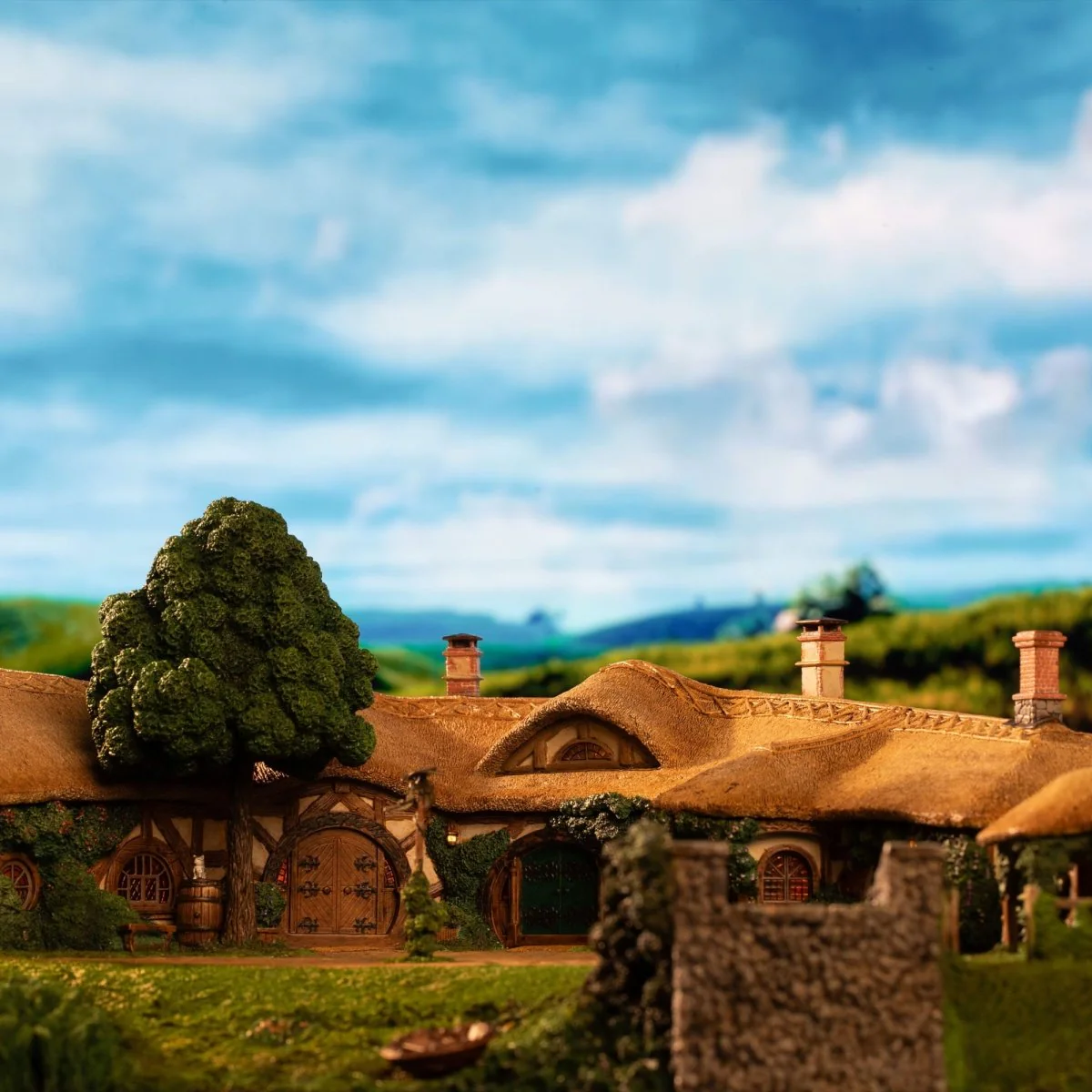 Lord of the Rings Statue The Green Dragon Inn ETA 28 Days - Image 13