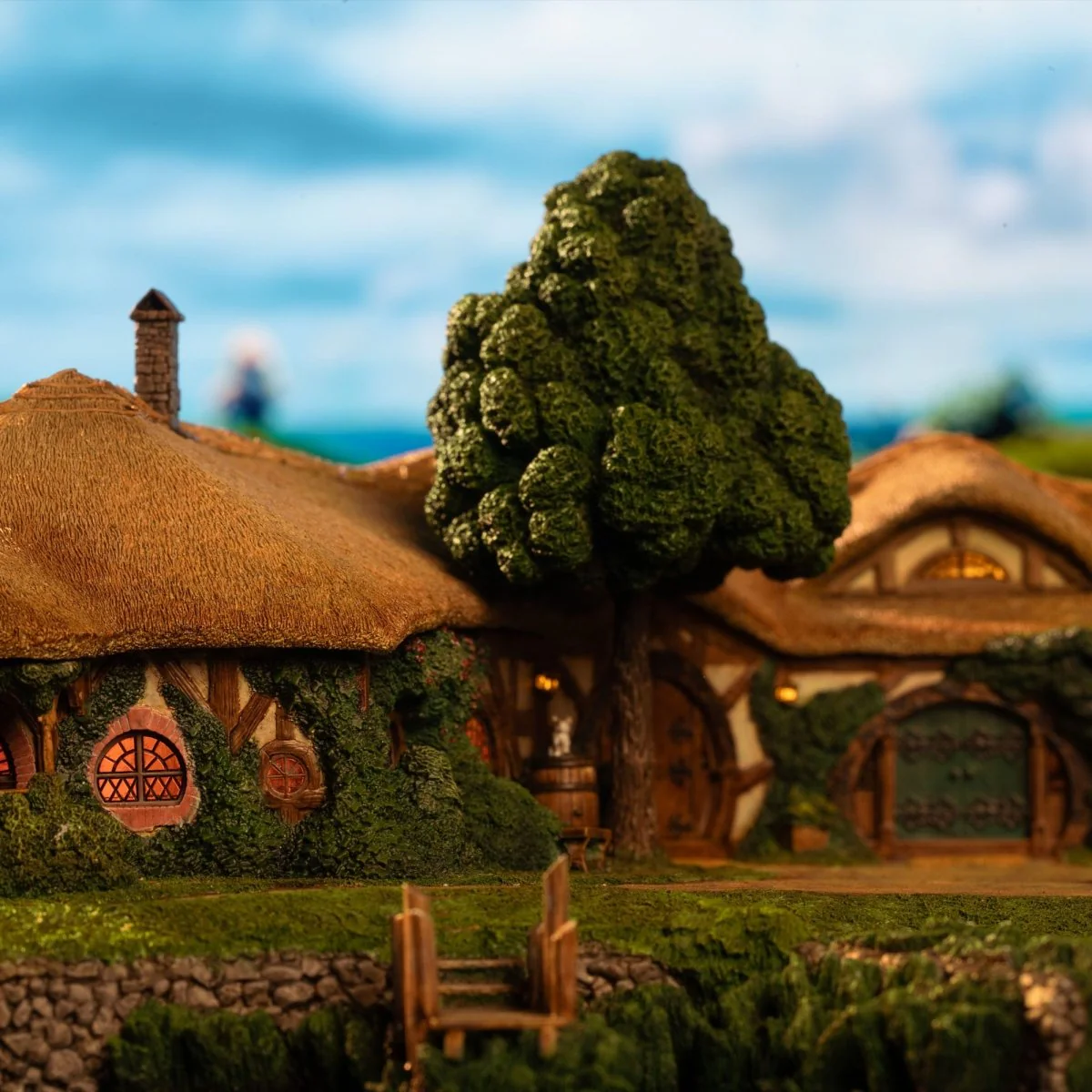 Lord of the Rings Statue The Green Dragon Inn ETA 28 Days - Image 14