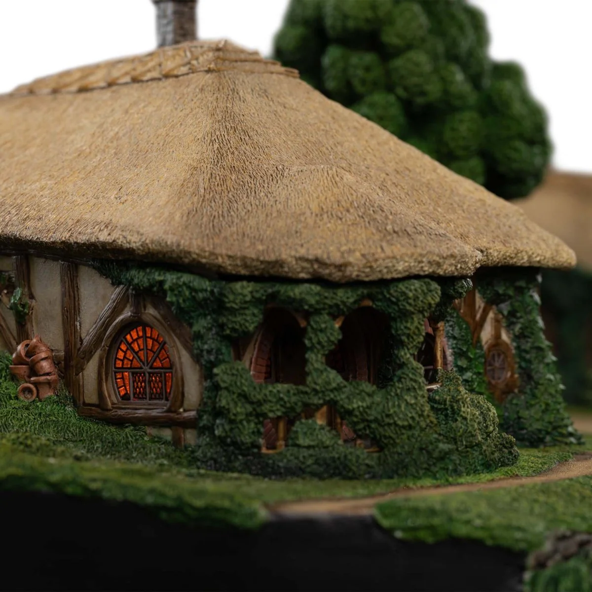 Lord of the Rings Statue The Green Dragon Inn ETA 28 Days - Image 4