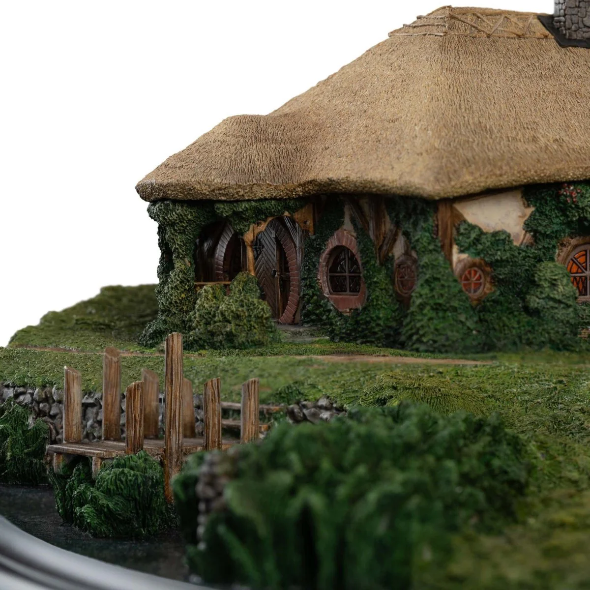 Lord of the Rings Statue The Green Dragon Inn ETA 28 Days - Image 5
