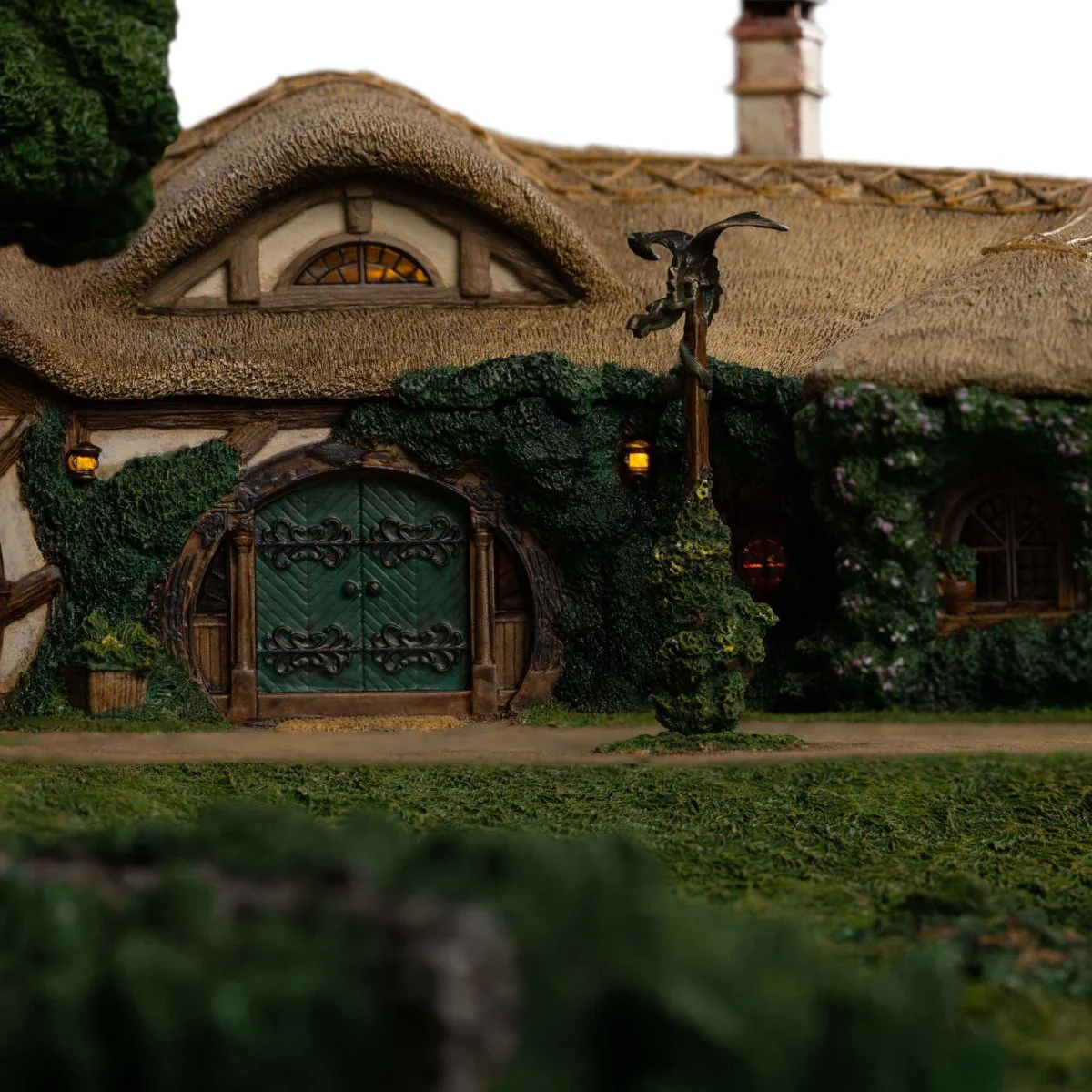 Lord of the Rings Statue The Green Dragon Inn ETA 28 Days - Image 7
