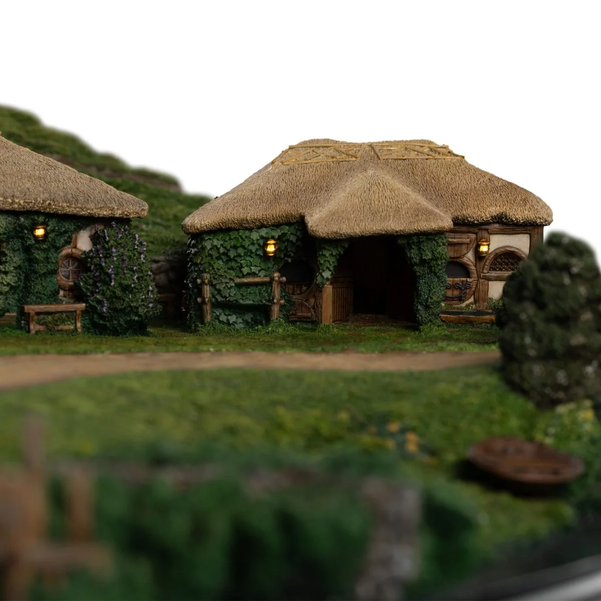 Lord of the Rings Statue The Green Dragon Inn ETA 28 Days - Image 9